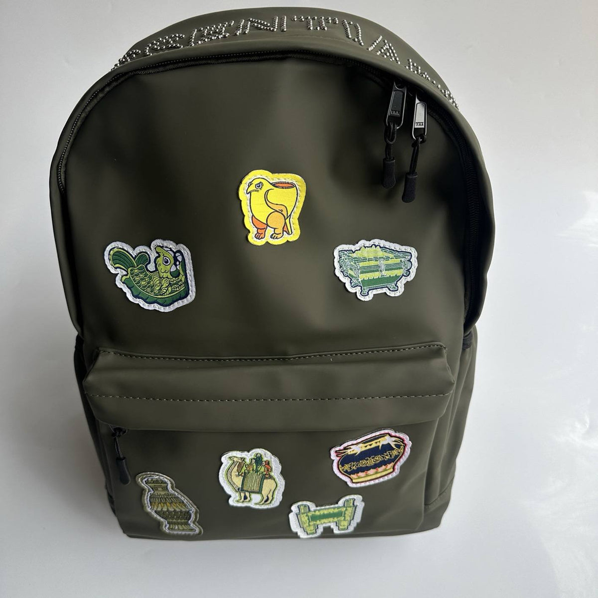 ESSENTIALS BACKBACK WITH PATCHWORK