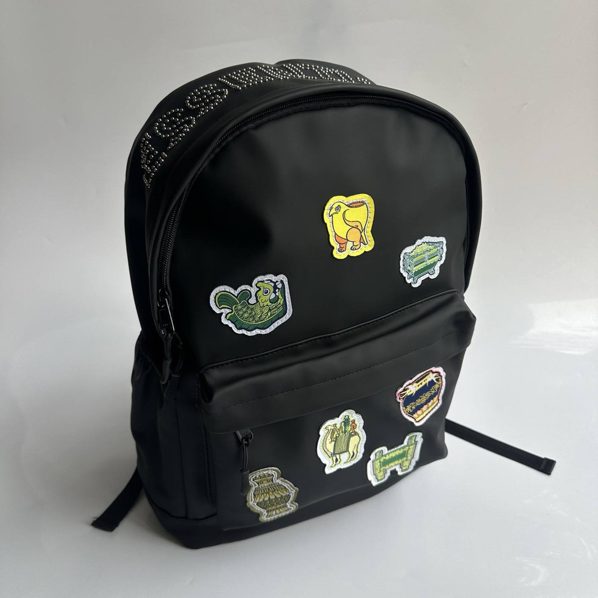 ESSENTIALS BACKBACK WITH PATCHWORK